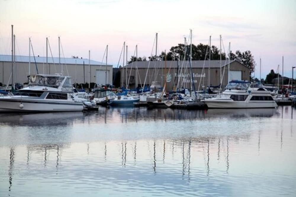 Barker's Island Inn Resort - photo 32