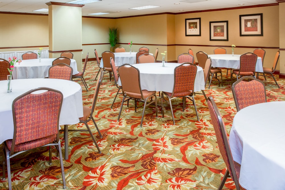 Holiday Inn Express & Suites Bloomington by IHG - photo 36