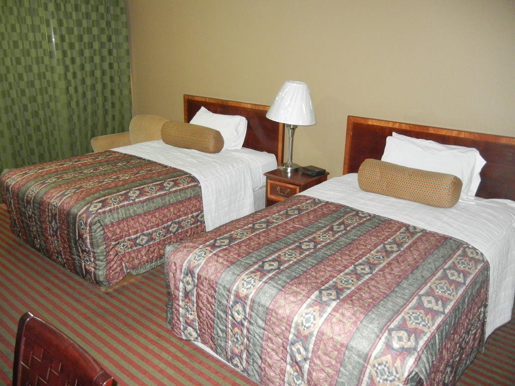 The Surrey Inn — Caldwell — photo 4
