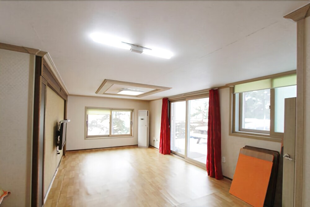 Seocheon Byeolbitjeongwon Pension — 4-Star Luxury Hotel in Gunsan, South Korea