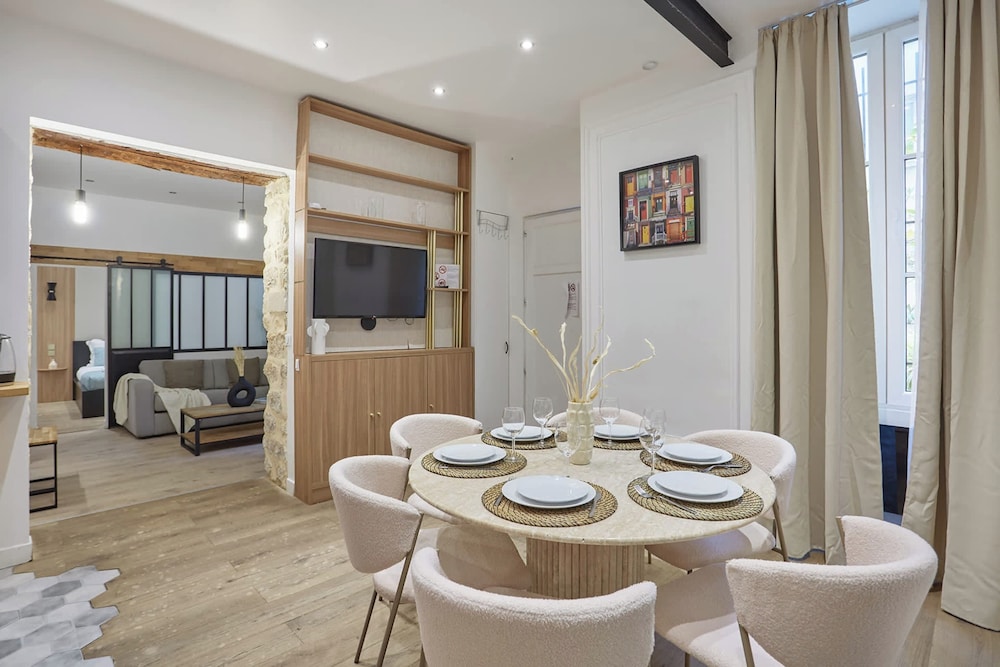 The Upper Marais Superb Apartment for 8 People — 4-Star Luxury Hotel in Paris, France