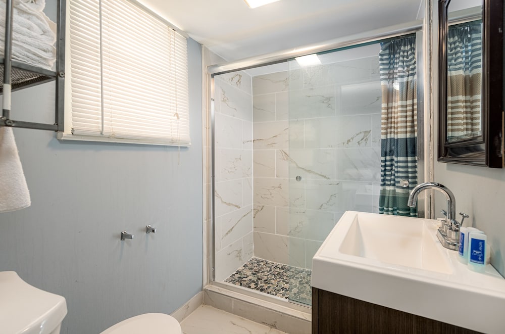 Boardwalk Hotel Charlee & Beach House Rentals - photo 38