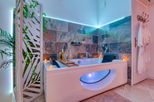 Le Love Baroque - carbon neutral hotel in Lezignan-La-Cebe