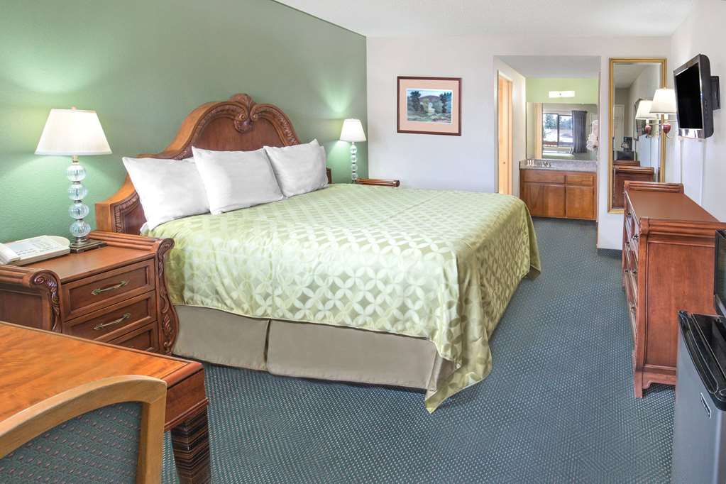 Days Inn by Wyndham Ontario Airport - photo 10