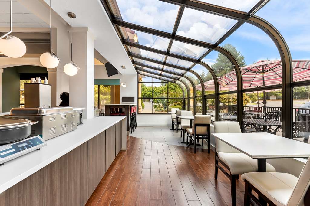 Best Western Plus Parkway Inn - photo 3