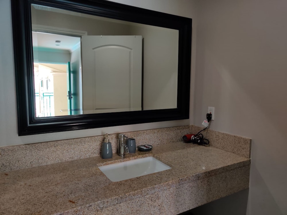 Lyfe Inn & Suites By Aga Lax Airport - photo 29