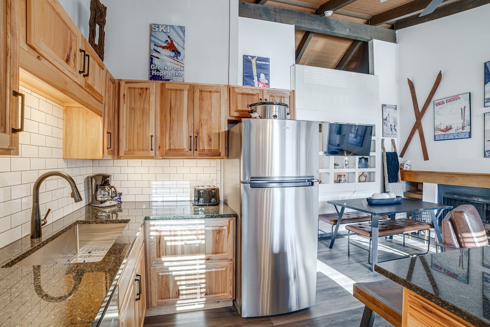 Chic Greek Peak Ski Resort Townhome w Balconies - photo 7
