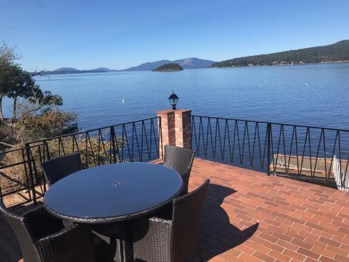 Ocean Front Retreat with Stunning Water Views in Victoria, Canada