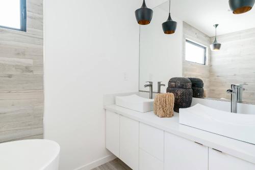 Modern Bungalow with a Pool in Larchmont Village — 4-Star Luxury Hotel in Los Angeles, United States