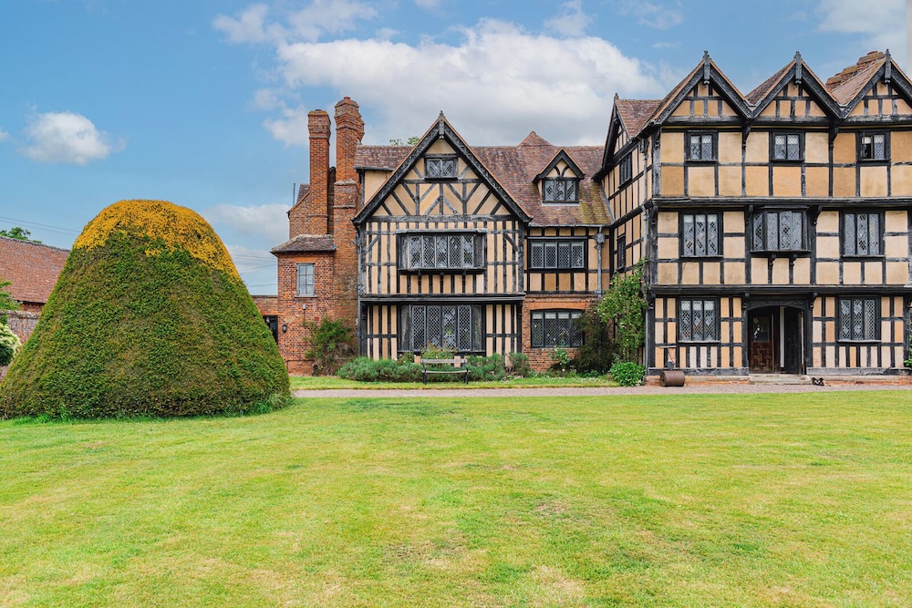 Severn End 15th Century Manor House — 4-Star Luxury Hotel in Worcester, United Kingdom