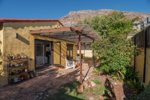 Peaceful Lakeside Retreat Near Muizenberg