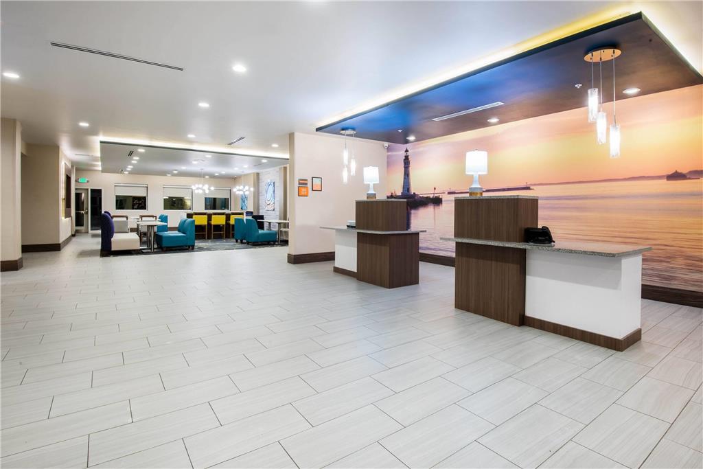 La Quinta Inn & Suites by Wyndham Buffalo Amherst - photo 7