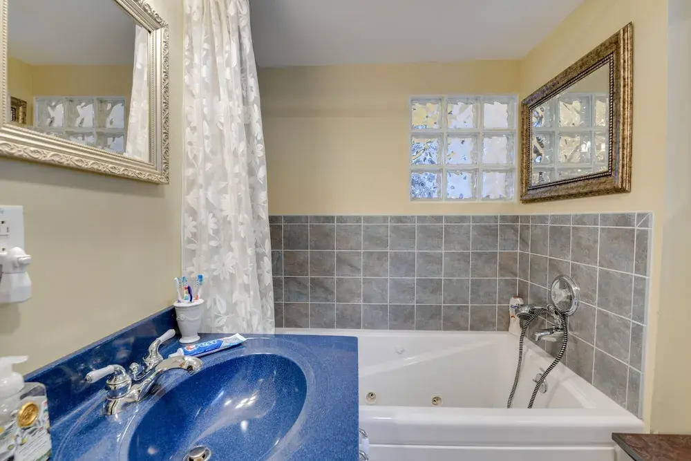Pet friendly Home w Deck: 4 Mi to Jay Peak Resort - photo 7