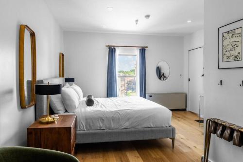 2 King Beds Historic DTWN Hotel Steps 2 Restaurants Room # 405