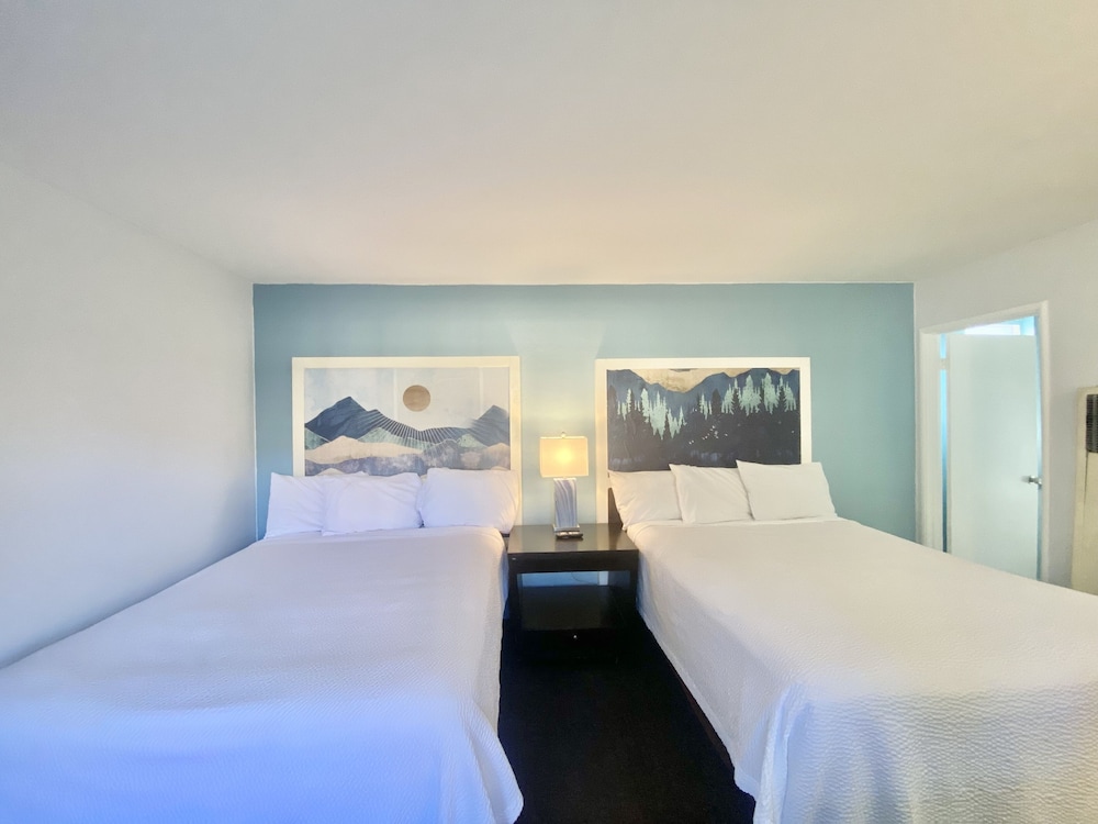 Bluebird Day Inn & Suites - photo 10