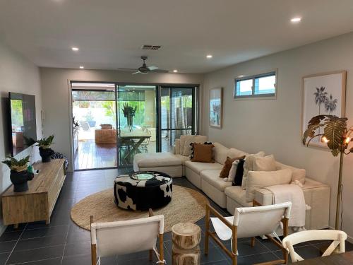 The Palm Beachside Home with Heated Pool Cinema & Games Room — 4-Star Luxury Hotel in Mudjimba, Australia