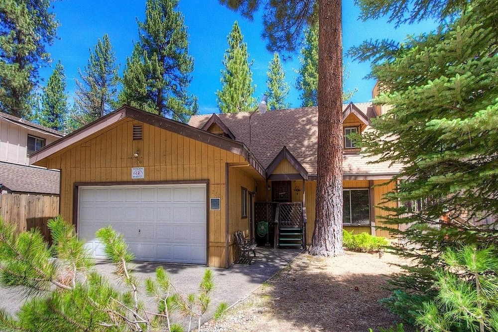 Bambis Bunkhouse by Lake Tahoe Accommodations — 4-Star Luxury Hotel in South Lake Tahoe, United States