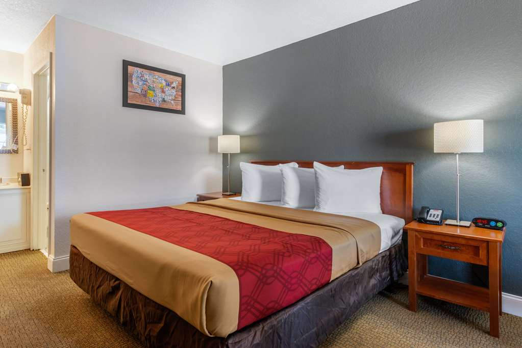 Econo Lodge Airport at RJ Stadium - photo 6