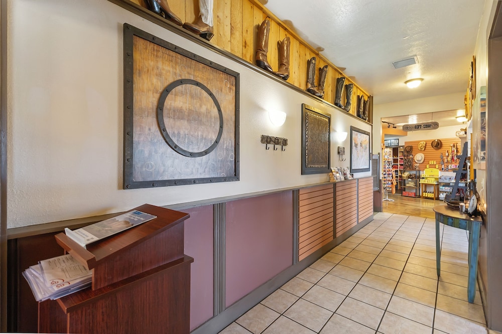 Broken Spur Inn & Steakhouse - photo 59