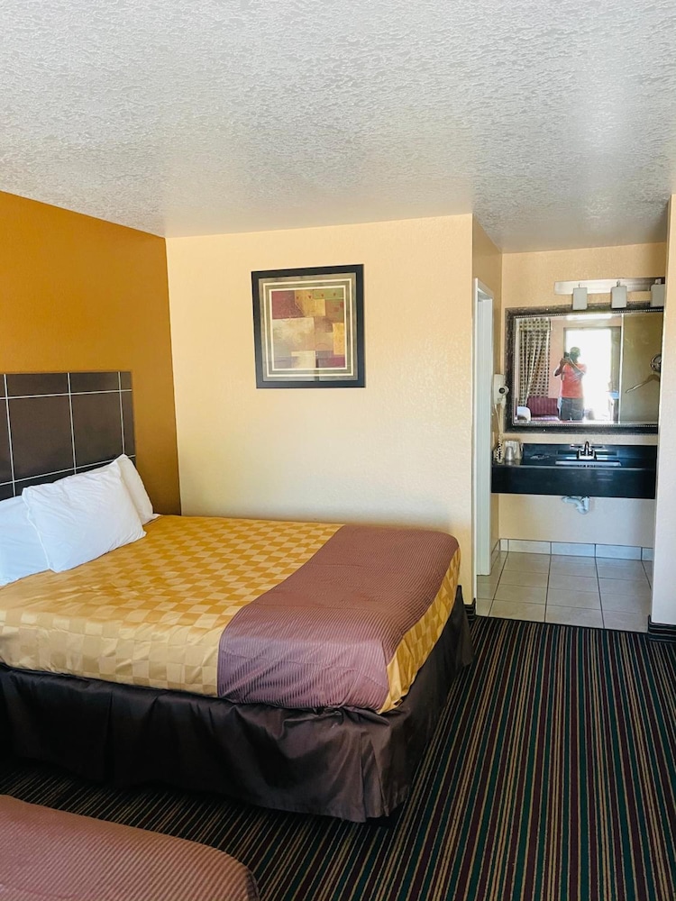 Sona Inn Dilley - photo 8