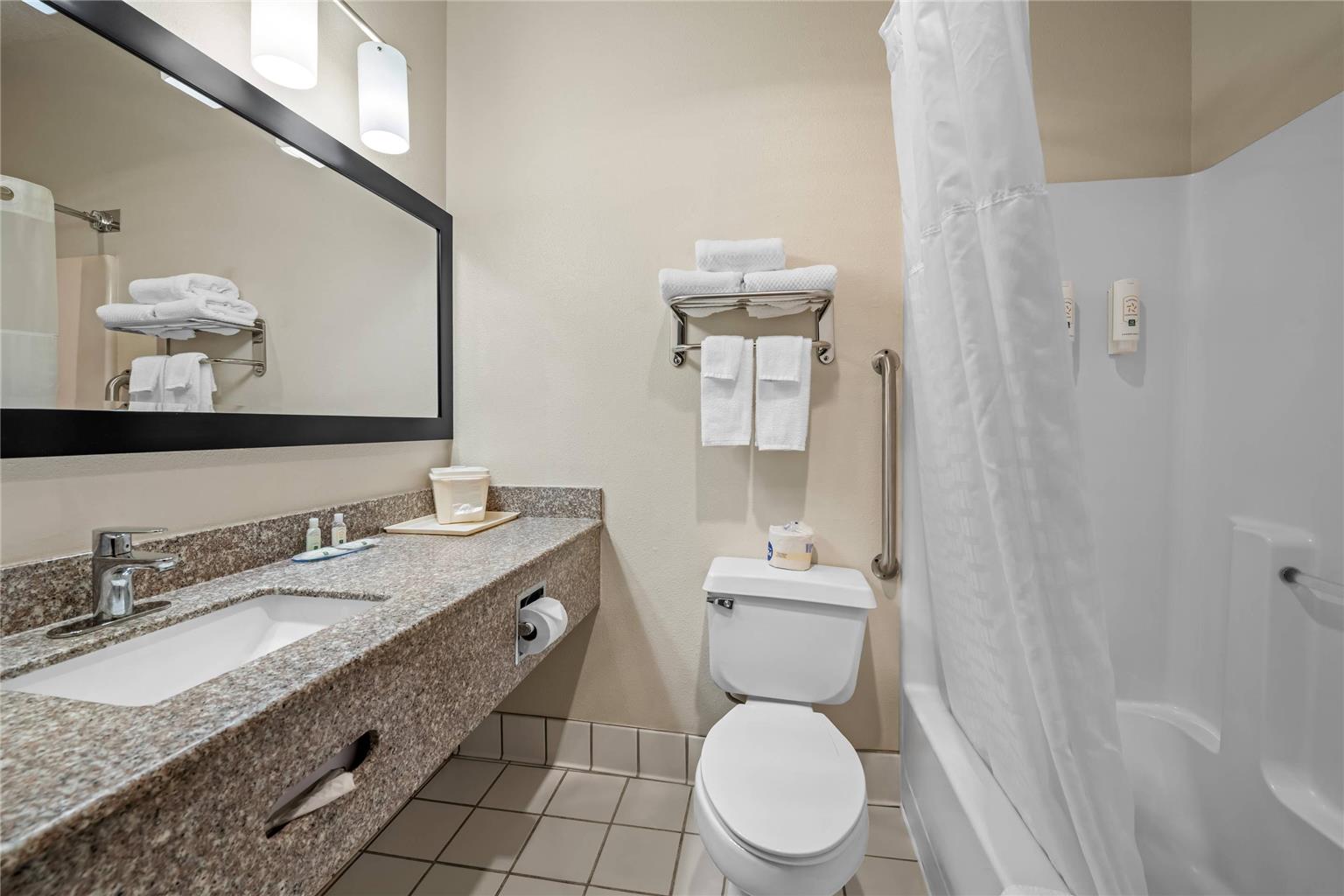 Quality Inn Dubuque on Hwy 20 - photo 16