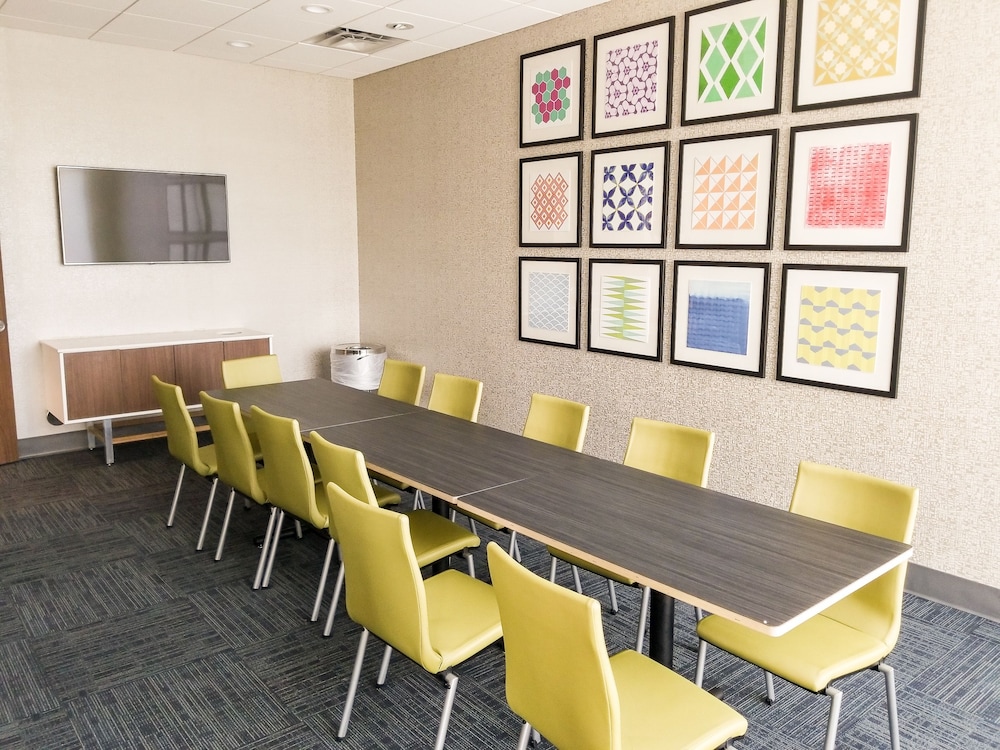 Holiday Inn Express & Suites Charlotte NE University Area by IHG - photo 55