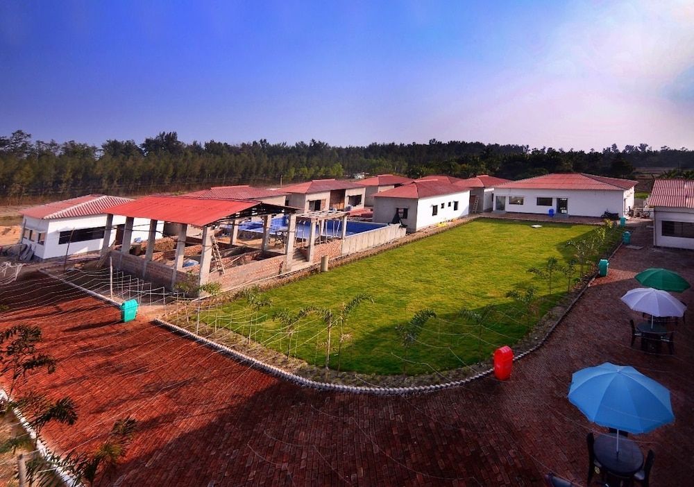 La Macaw Resort — Contai
