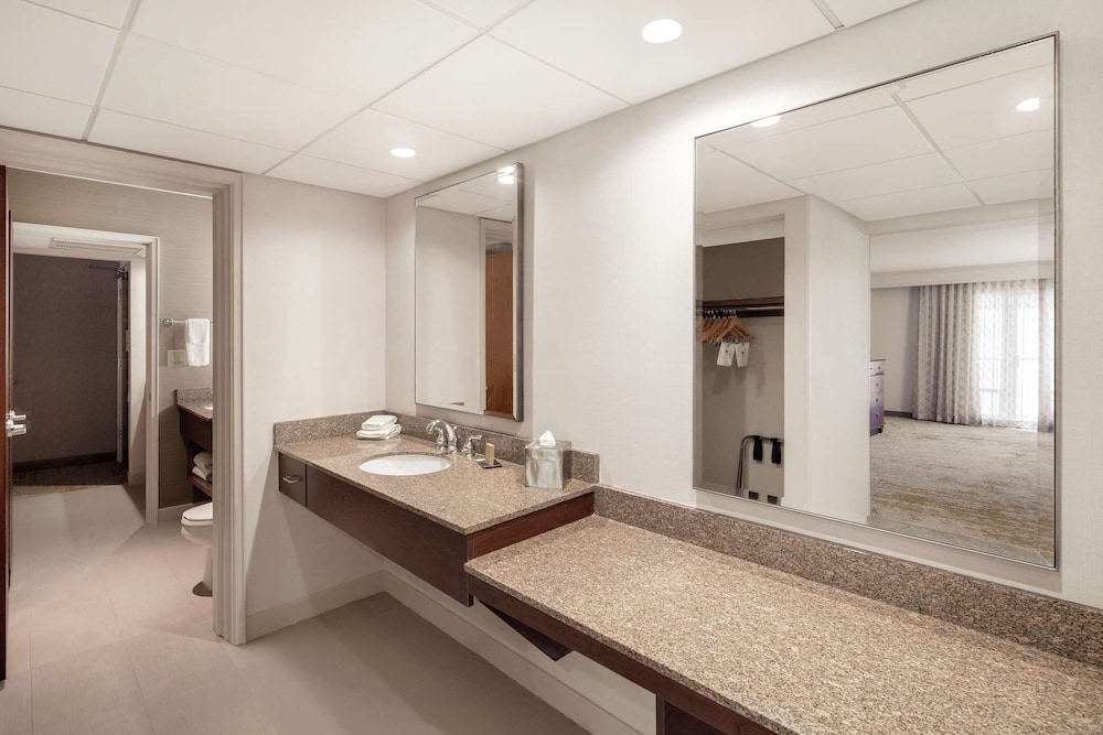 DoubleTree by Hilton Ontario Airport - photo 33