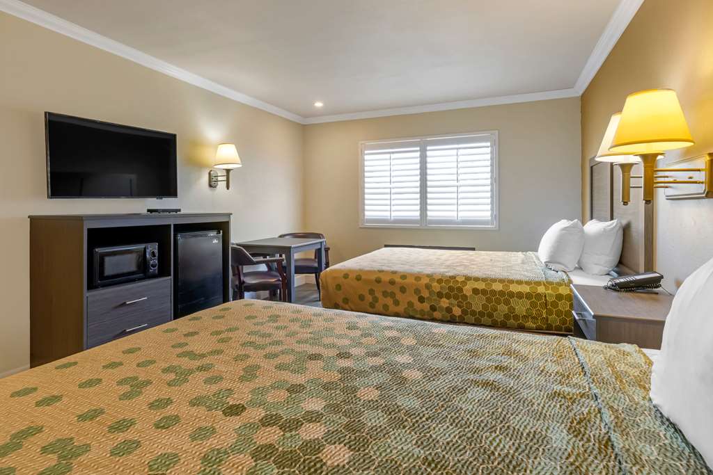 Econo Lodge Moreno Valley - photo 17