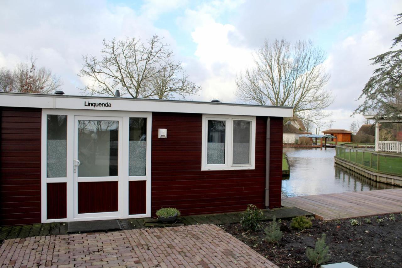 Houseboat Linquenda — 4-Star Luxury Hotel in Woubrugge, Netherlands