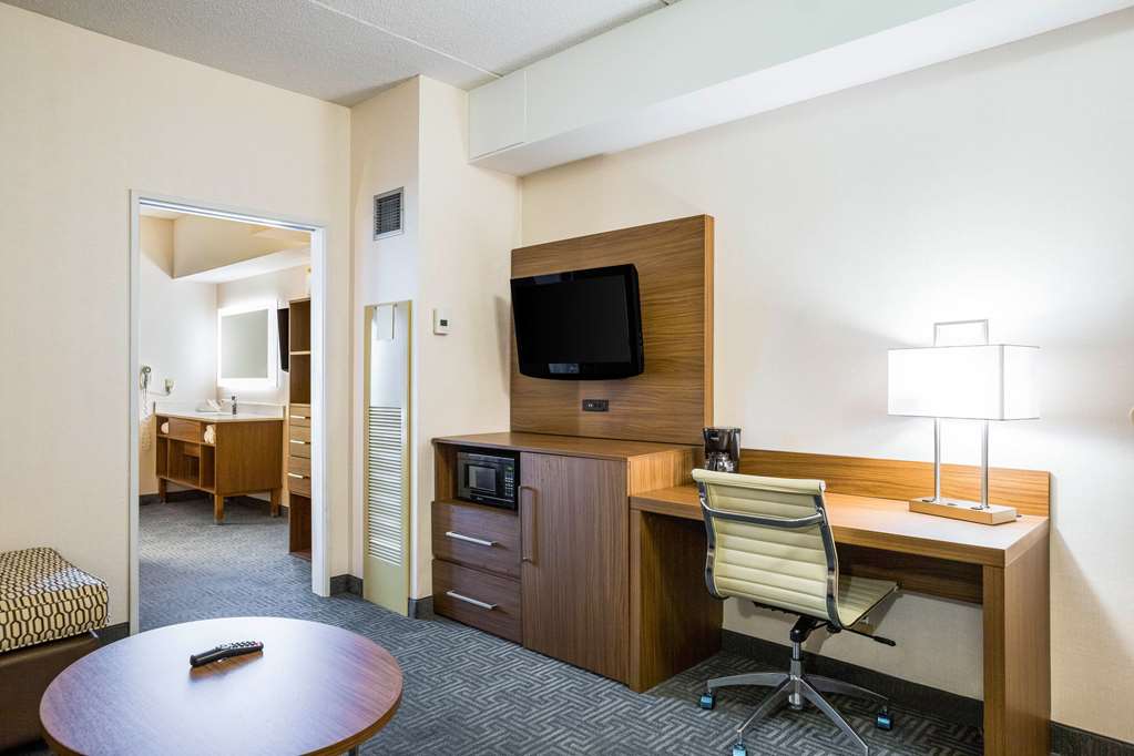 Quality Suites Lansing West - photo 37