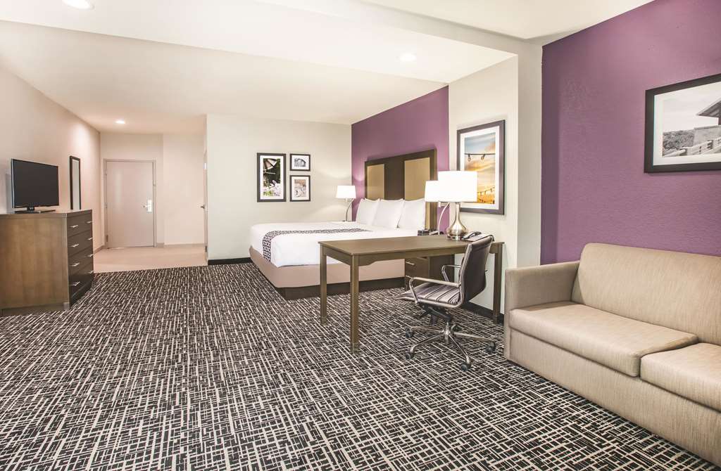 La Quinta Inn & Suites by Wyndham Dallas Plano The Colony - photo 13