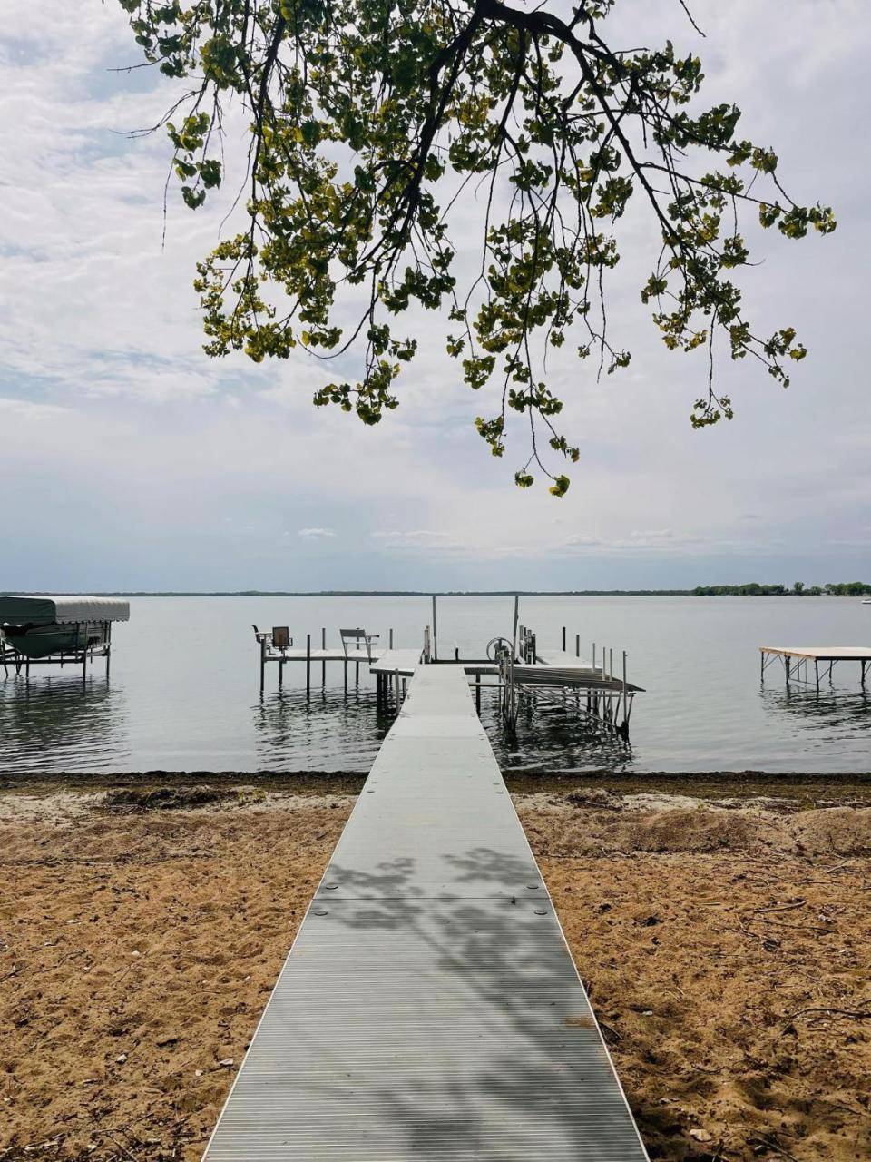 Sandy Feet Retreat on Big Spirit Lake — hotel in Spirit Lake