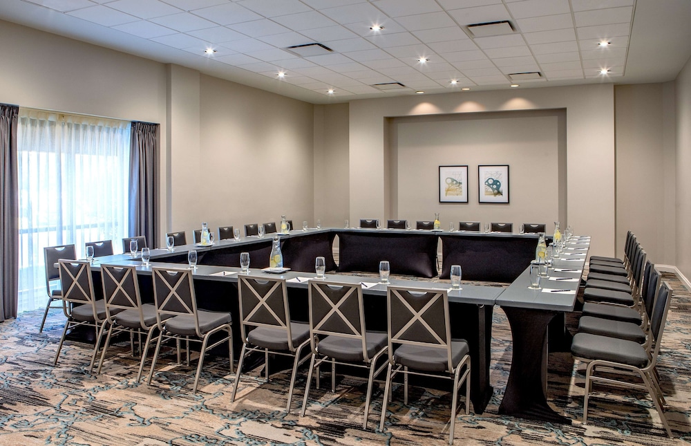 DoubleTree by Hilton Chicago North Shore Conference Center - photo 54