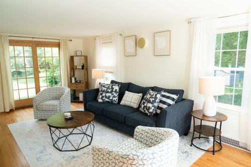 5 star Renovated 3BR Home & Backyard Deck near SU & Hospitals — 4-Star Luxury Hotel in Syracuse, United States