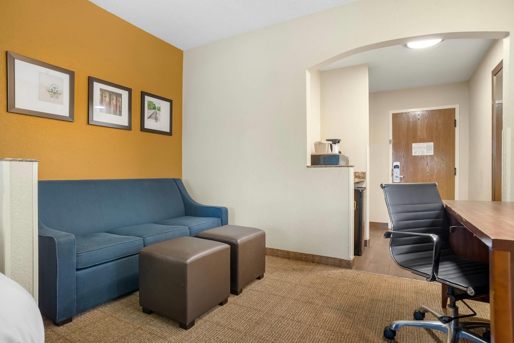 Comfort Suites Monroe - photo 44
