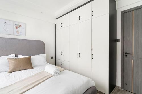 Stylish 2 Bedroom with King Bed Gym children playground and Panoramic Views