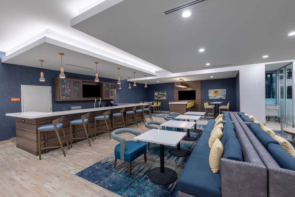 La Quinta Inn & Suites by Wyndham Round Rock near Kalahari - photo 38