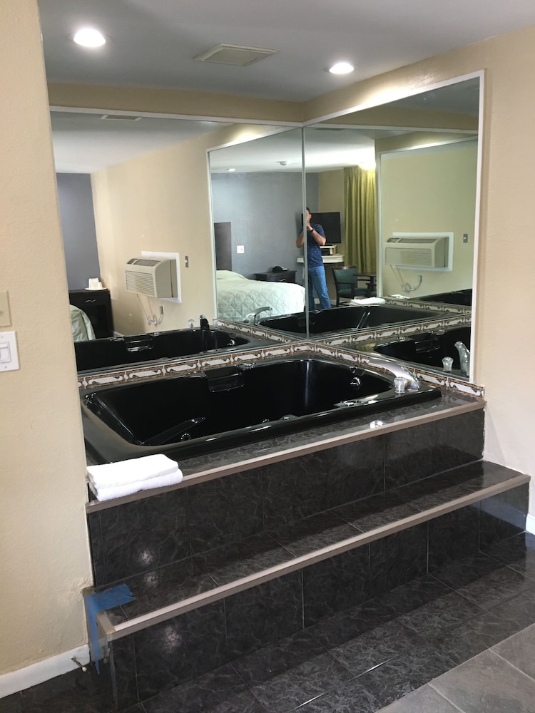 Chisholms Motor Inn — hotel in Saugus