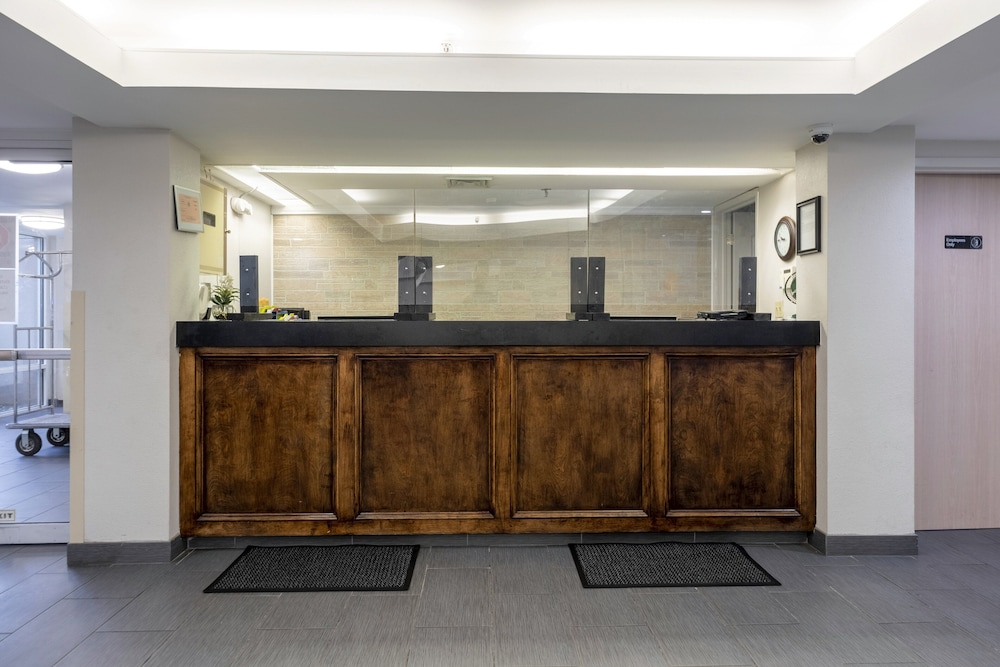 HomeTown Inn by Red Roof East Syracuse - photo 8