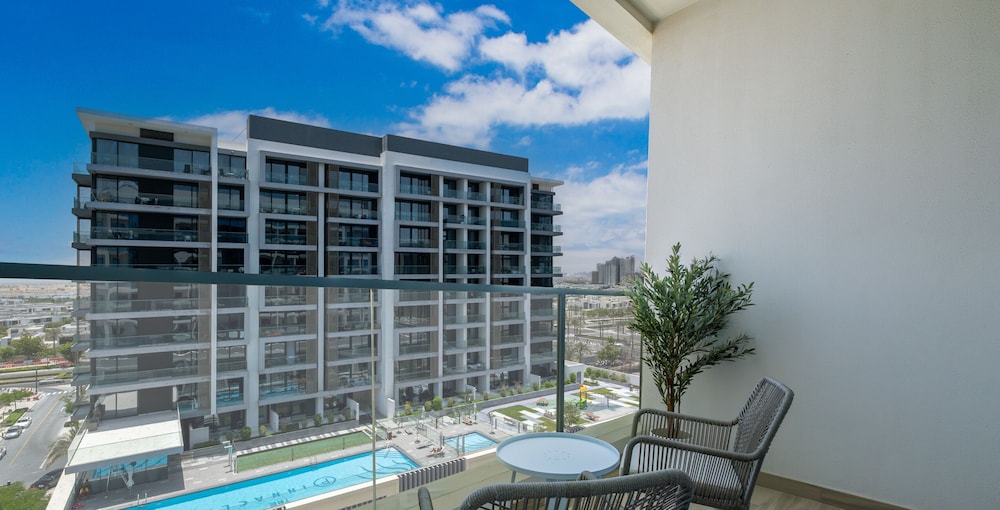 LUX Dubai Hills Sway Studio 2 — 4-Star Luxury Hotel in Dubai, United Arab Emirates