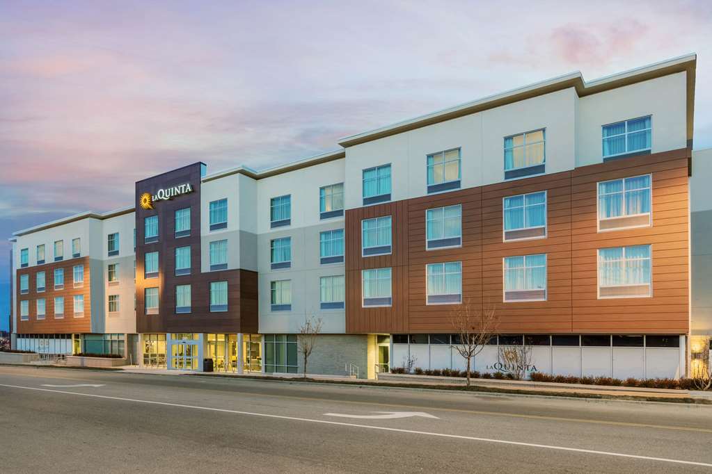 La Quinta Inn & Suites by Wyndham Kansas City Beacon Hill - photo 3