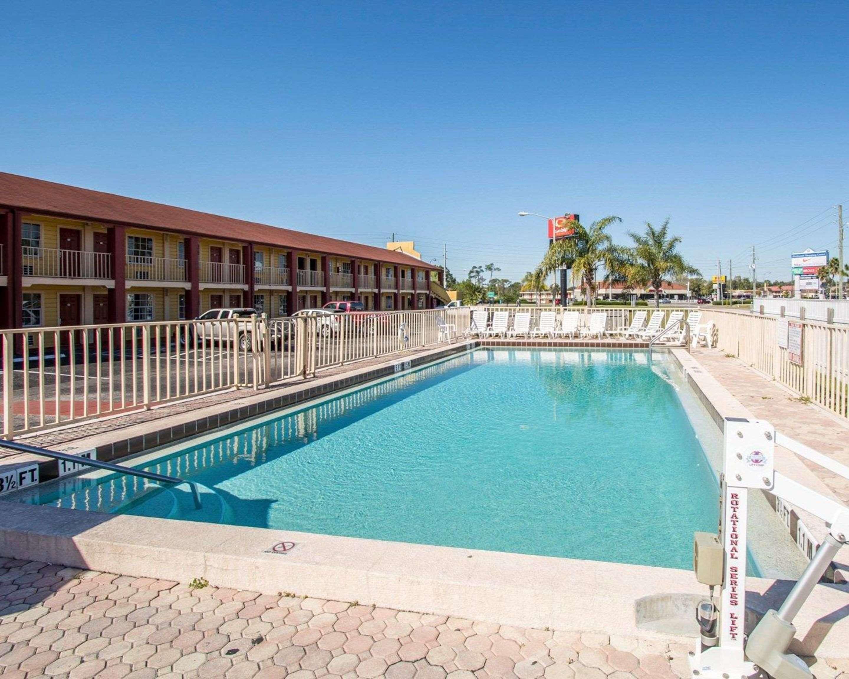 Econo Lodge Inn & Suites Maingate Central - photo 14