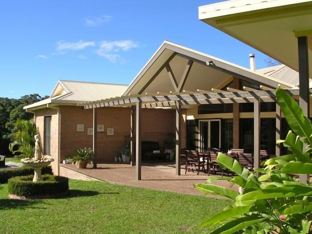 Yarrahapinni Homestead — 4-Star Luxury Hotel in South West Rocks, Australia