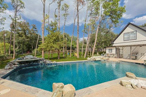 Your Rustic Retreat w Backyard Oasis Pool Patio — hotel in Keller