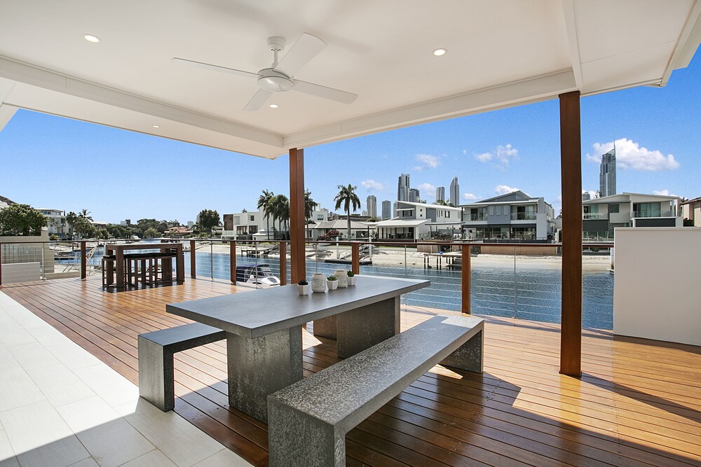 Capri Waters — 4-Star Luxury Hotel in Surfers Paradise, Australia