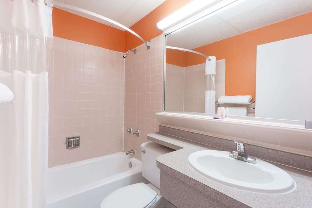 Howard Johnson Inn Daleville Roanoke - photo 10