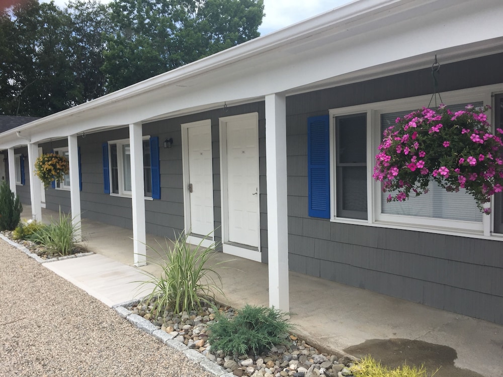 Shore Road Inn - carbon neutral hotel in Mystic