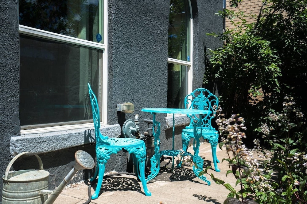 Sunnyside Retro Retreat Private Yard G Line - photo 11