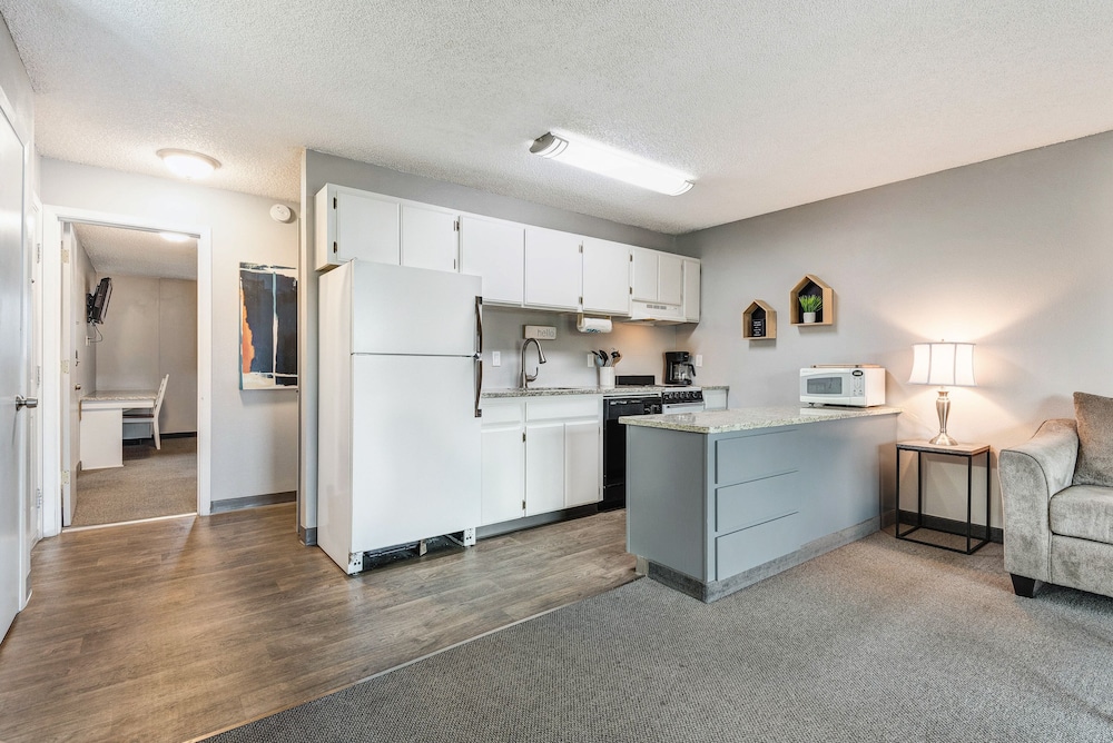 Bend Riverside Inn & Suites - photo 159
